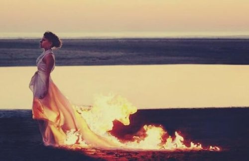 Kobieta w płonącej sukni