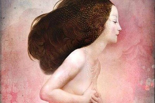 Erotomania- Kobieta przykrywa nagie piersi