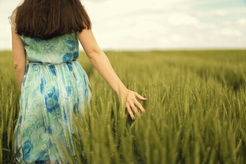 Kobieta w trawie