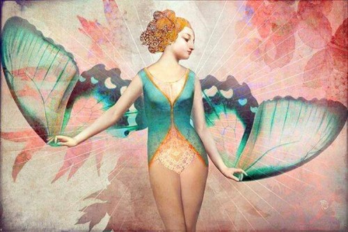 Kobieta ze skrzydłami motyla
