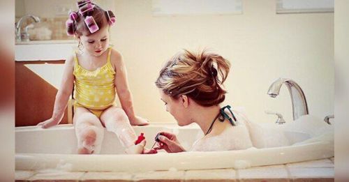 Mama i córka bawią się w wannie