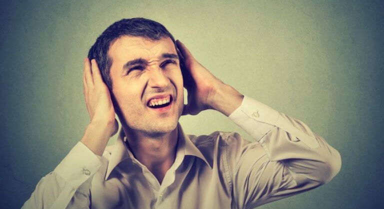 Mężczyzna reagujący na hałas.