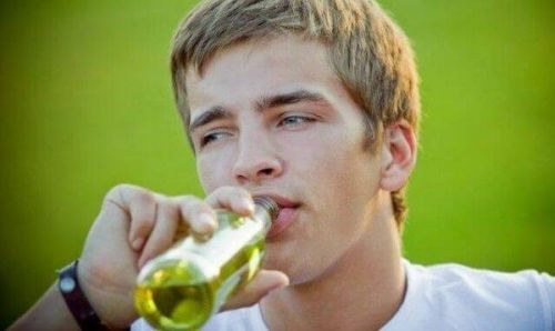 Nastolatek pije alkohol