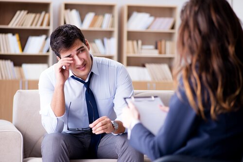 Mężczyzna rozmawiający z terapeutą.