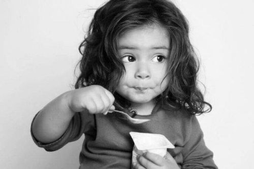 Poprawić koncentrację - dziewczynka je jogurt