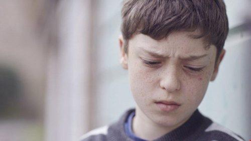 Przemoc werbalna w dzieciństwie - smutny chłopiec