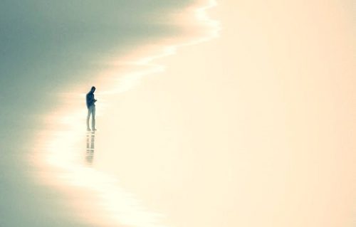 samotność mężczyzna na pustej plaży