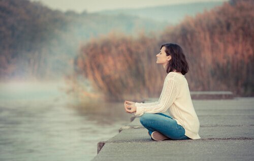 Mindfulness, czyli uważność – czy wiesz, jak może pomóc nam ona złagodzić ból?