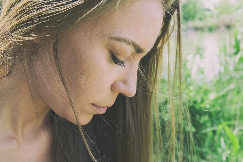 Smutna kobieta patrzy w dół