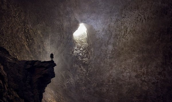 Sięgnięcie dna - człowiek w jaskini