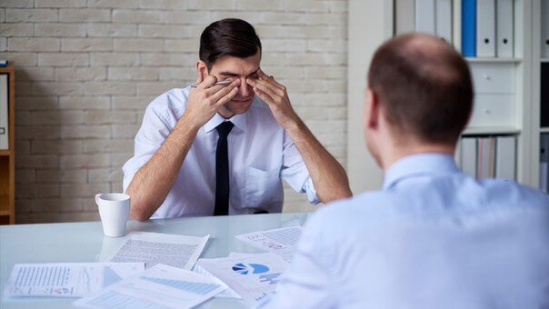 Zmęczony mężczyzna w pracy