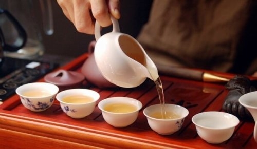 Ceremonia picia herbaty i świadoma medytacja