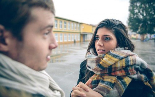 Chłopak i dziewczyna rozmawiają