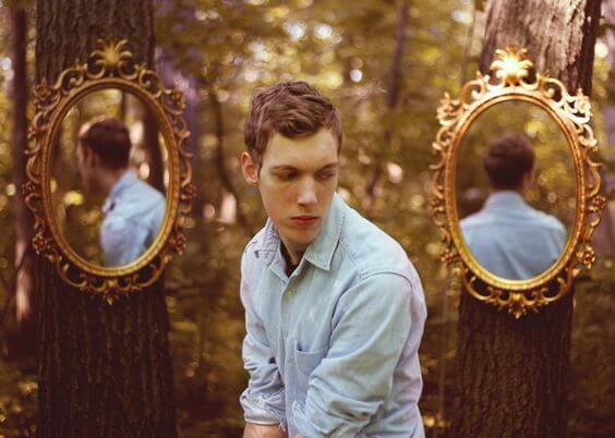 Chłopak i lustra