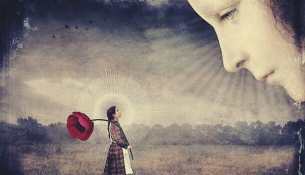 Dziewczynka i gigantyczna twarz.