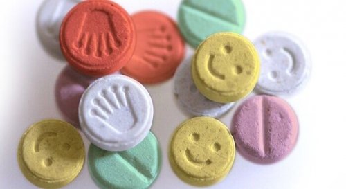 Ecstasy, narkotyk miłości – co musisz o nim wiedzieć?