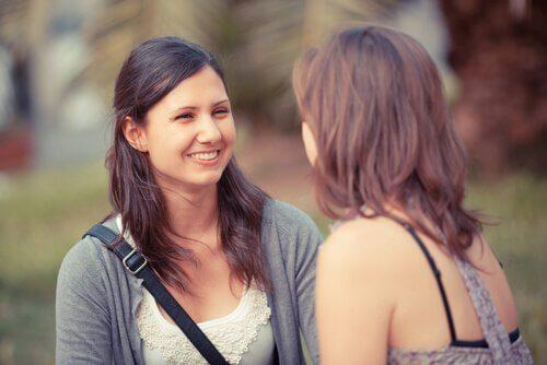 Efektywna komunikacja - dwie zadowolone kobiety rozmawiają