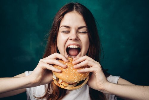 Dziewczyna je hamburgera - głód emocjonalny