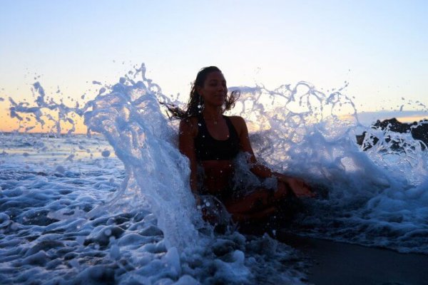 Kobieta kąpiąca się w morzu.