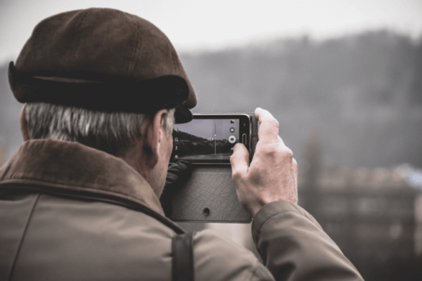 Starszy mężczyzna robi zdjęcie