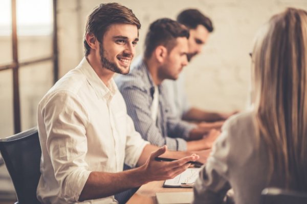 Rozmawiający mężczyzna.