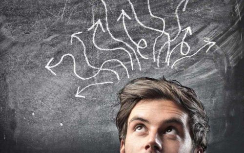Mężczyzna ma wiele skomplikowanych myśli