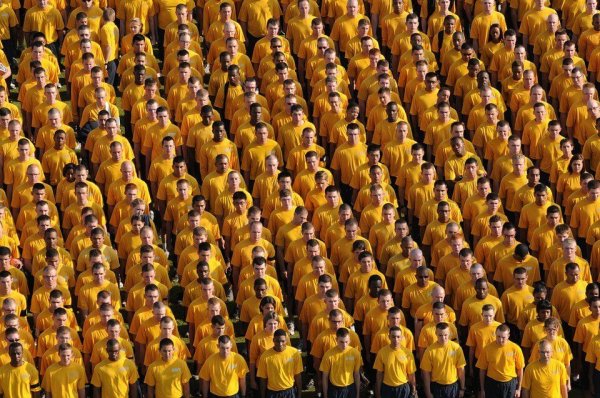 Mężczyźni w żółtych koszulkach.