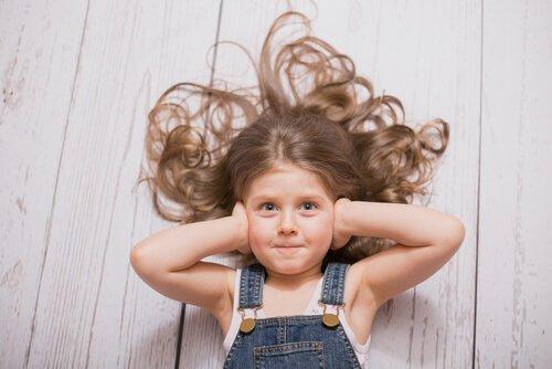 Napady złości - dziewczynka zakrywa uszy