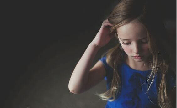 Nieśmiała dziewczynka