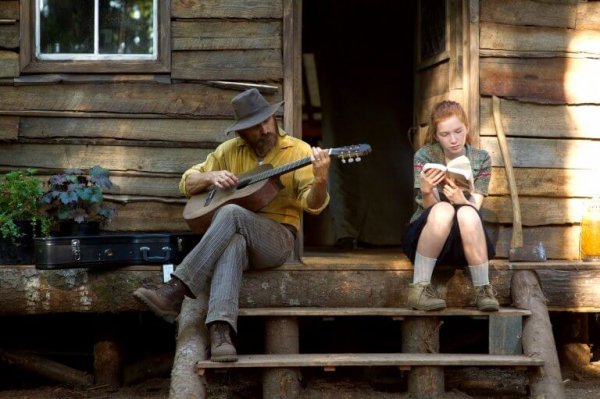 Ojciec grający na gitarze z córką.