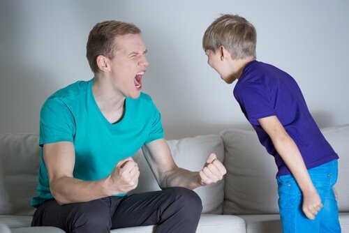 Ojciec krzyczy na dziecko