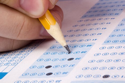 Uczeń piszący egzamin.
