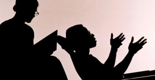 Pacjent rozmawia z terapeutą