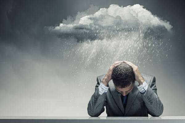 Mężczyzna z dzeszczową chmurą nad głową.