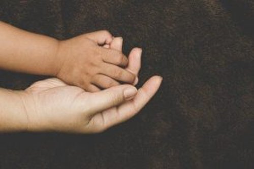 Przywiązanie dzieci adoptowanych – jakie czynniki na nie wpływają?