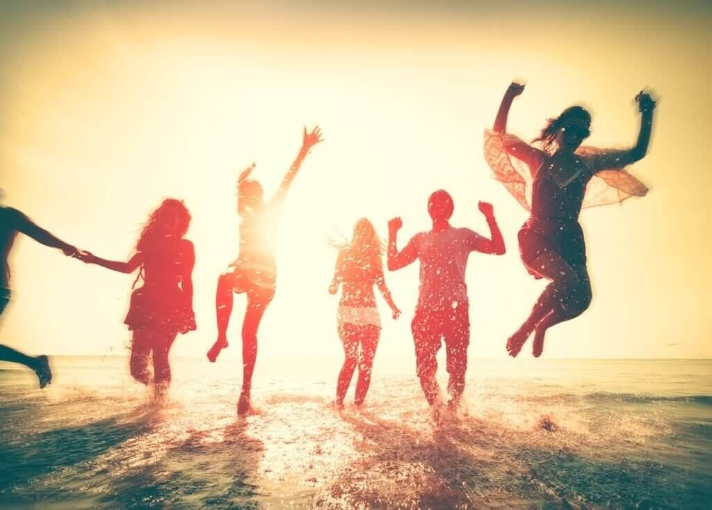 Przyjaciele skaczą na plaży - rodzaje przyjaciół