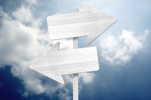 Strzałki wskazujące na różne decyzje