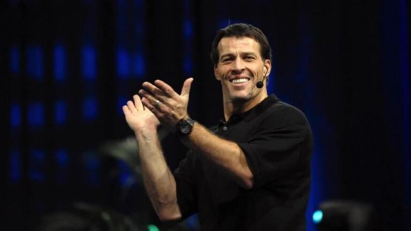 Tony Robbins klaszcze
