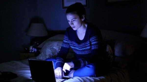 Ash używa aplikacji