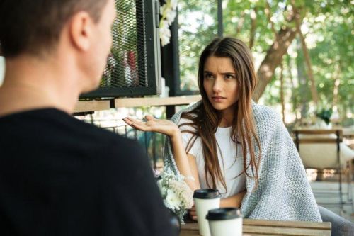 Błędy w komunikacji między partnerami - zdenerwowana kobieta rozmawia przy kawie