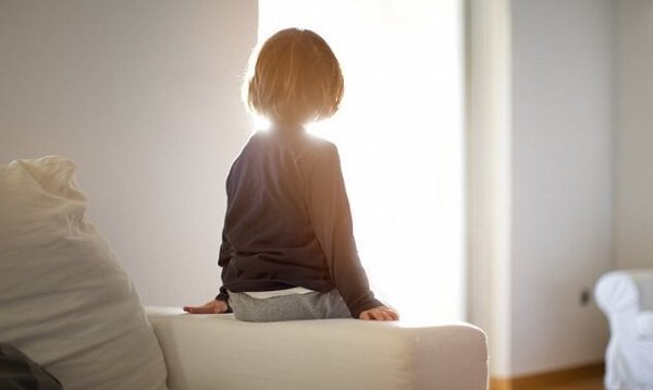 Reaktywne zaburzenie przywiązania - samotny chłopiec