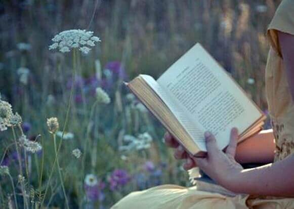 Czytanie książki na łące by pozbyć się rutyny