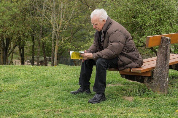 Dziadek czyta