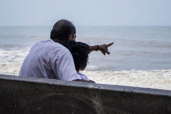 Dziadek i wnuk nad morzem