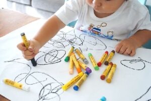 Dziecięce rysunki: poszczególne etapy i rozwój