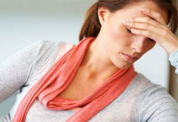 Kobieta cierpi na ból głowy - nadciśnienie białego fartucha