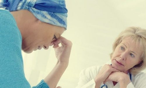 kobieta chora na raka rozmawia z lekarzem