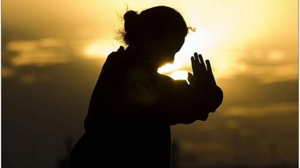 Kobieta ćwicząca sztuki walki.