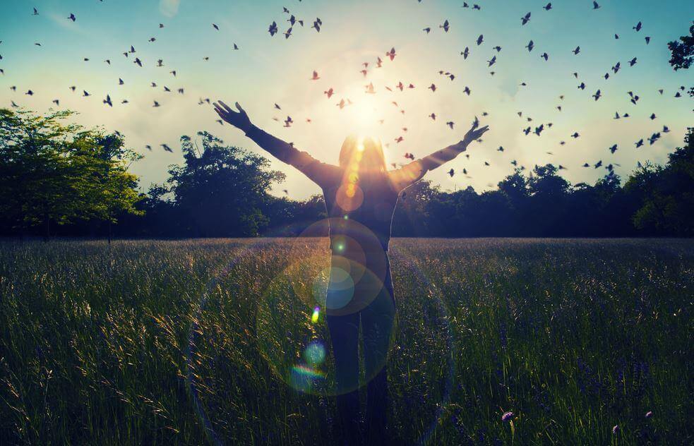 Szczęśliwa kobieta na łące praktykuje Seitai