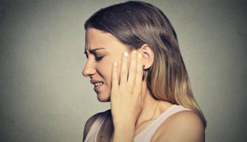 Mizofonia - kobieta odczuwa ból i trzyma się za ucho